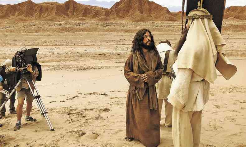 dois atores e equipe de filmagem gravam no deserto do Atacama, no Chile 
