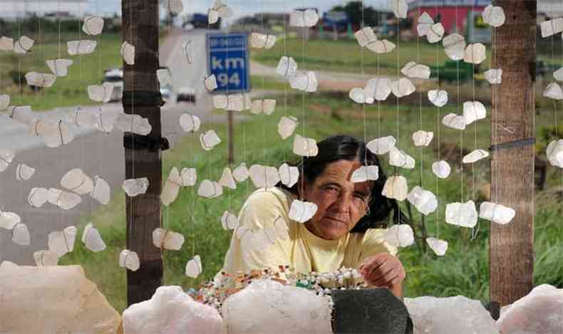 Vilma de Ftima ganha a vida vendendo cristais na BR e tem medo de perder a fonte de renda(foto: EDILSON RODRIGUES/CB/D.A PRESS)