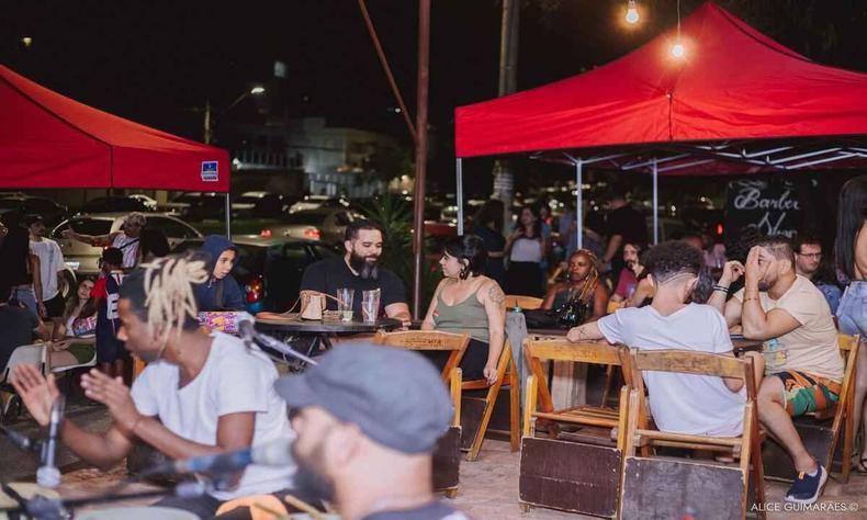 O objetivo da iniciativa é atrair o público para o bar e tem dado certo, como conta Guma. 'Chega a faltar mesas', ele conta(foto: Reprodução/ Alice Guimarães) Bar Saruê, no bairro Castelo, que fica na Região da Pampulha