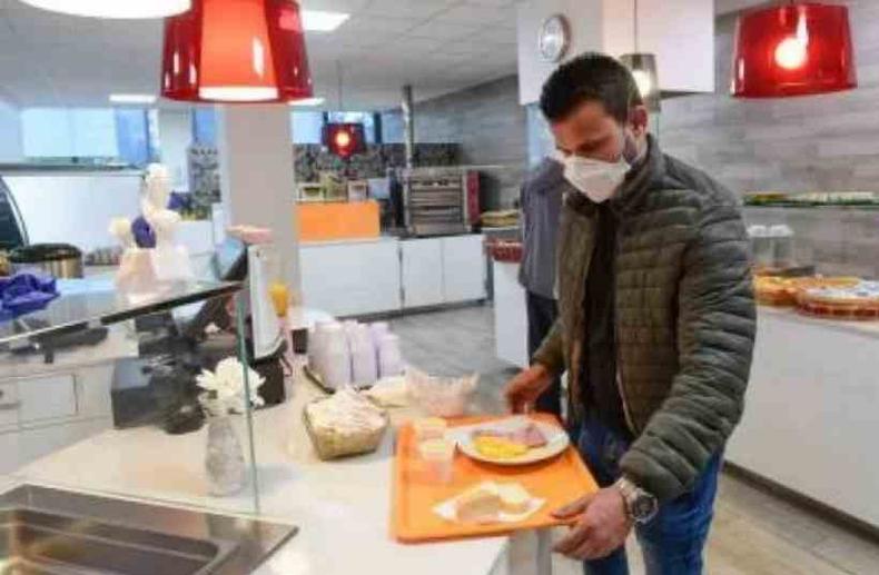 Homem servindo caf da manh