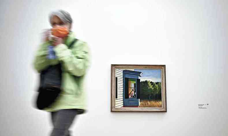 Visitante usando mscara percorre a exposio do artista norte-americano Edward Hopper, reaberta na Fundao Beyeler, em Riehen, nas proximidades de Basel(foto: France Presse)