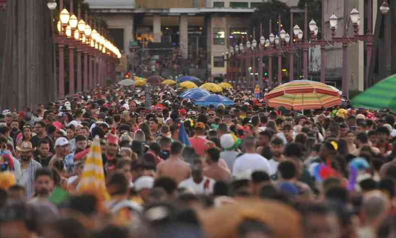 Movimento de folies no Viaduto de Santa Tereza. Carnaval 2023 em Belo Horizonte.