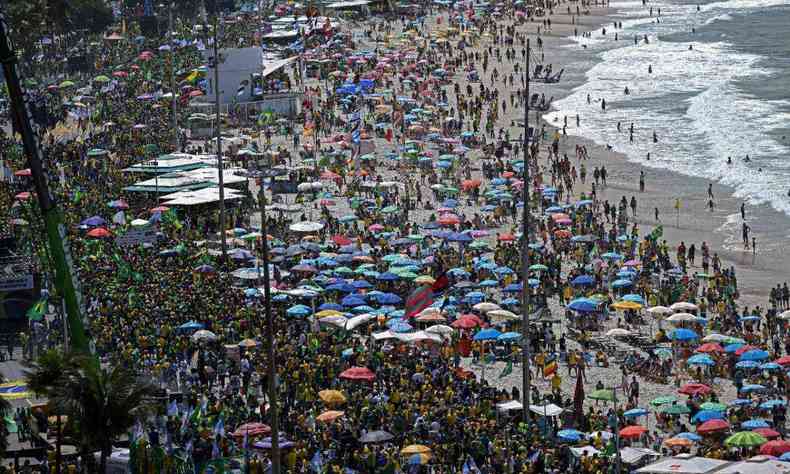 Foto area dos manifestantes e de banhistas na praia de Copacabana
