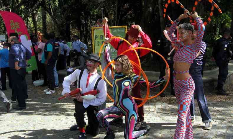 Artista de circo, com bambols, maquiagem e roupas coloridas