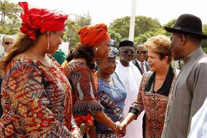 Dilma cumprimenta autoridades nigerianas durante cerimnia de chegada(foto: Roberto Stuckert Filho/PR)