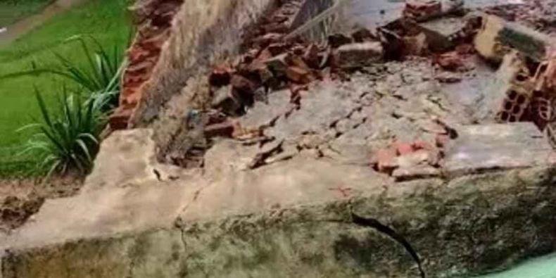 Quedas de muros foram alguns dos problemas enfrentados pelos moradores 
