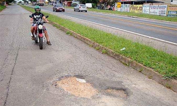 Alguns trechos da rodovia est�o esburacados, o que levam riscos aos motoristas(foto: Bruno Freitas/EM/D.A.Press )