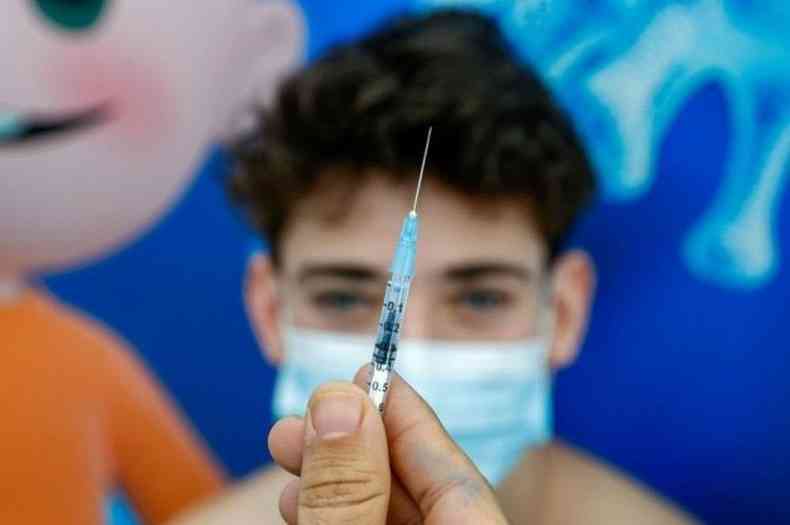 Somente a vacina da Pfizer foi autorizada pela Anvisa para ser aplicada aos adolescentes com 12 anos ou mais(foto: AFP/Jack Guez)