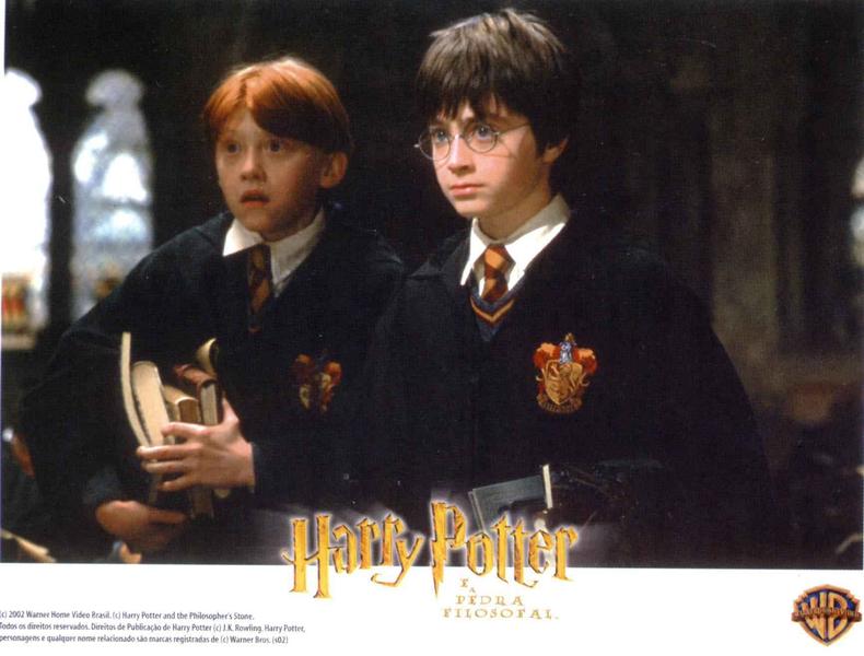Daniel Radcliffe em cena de 'Harry Potter e a pedra filosofal', filme que estreou em 2001(foto: Warner Bros/divulgação) O ator Daniel Radcliffe, no papel de Harry Potter, segura um falcão no filme 'Harry Potter e a pedra filosofal'