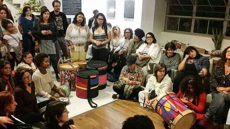 Parentes e amigos tocam tambores na despedida do artista(foto: Ramon Lisboa/EM/D.A.Press)