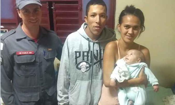 Depois de ser orientada pela Sargento Bianca pelo telefone, a mãe Danielle Rodrigues recebeu a corporação, que foi encaminhada para a casa da família desde os primeiros minutos após o contato(foto: Corpo de Bombeiros/ Divulgação ) Depois de ser orientada pela Sargento Bianca pelo telefone, a mãe Danielle Rodrigues recebeu a corporação, que foi encaminhada para a casa da família desde os primeiros minutos após o contato(foto: Corpo de Bombeiros/ Divulgação )