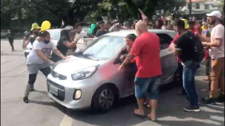 Manifestantes que fechavam vias perto da Cemig entram em conflito com um carro(foto: Divulgao)