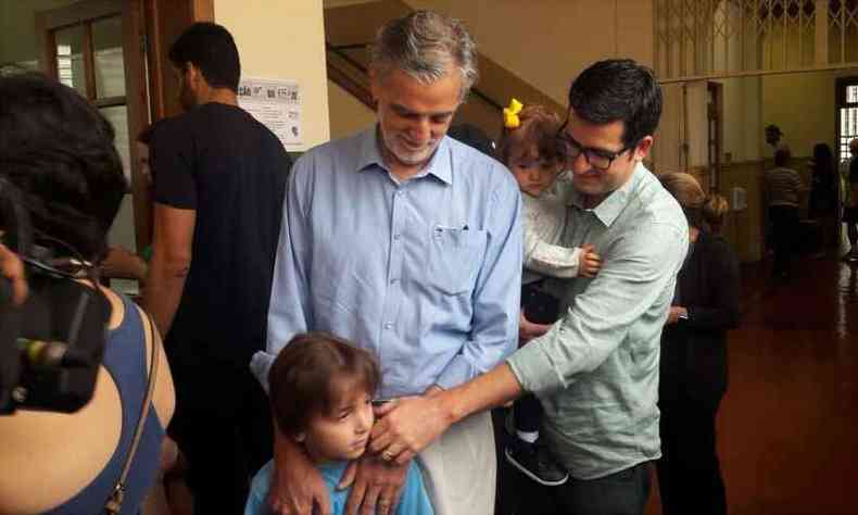 Joo Batista Mares Guia na fila do local de votao com o filho e os netos(foto: Sidney Lopes/EM/DA Press)