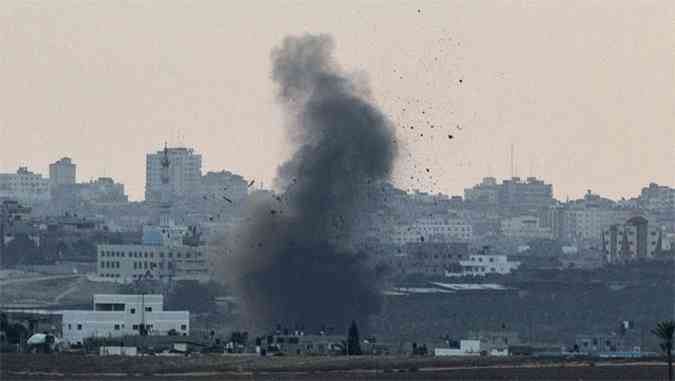 Da cidade israelense Sderot era possvel ver a fumaa proveniente da exploso(foto: AFP PHOTO / JACK GUEZ)