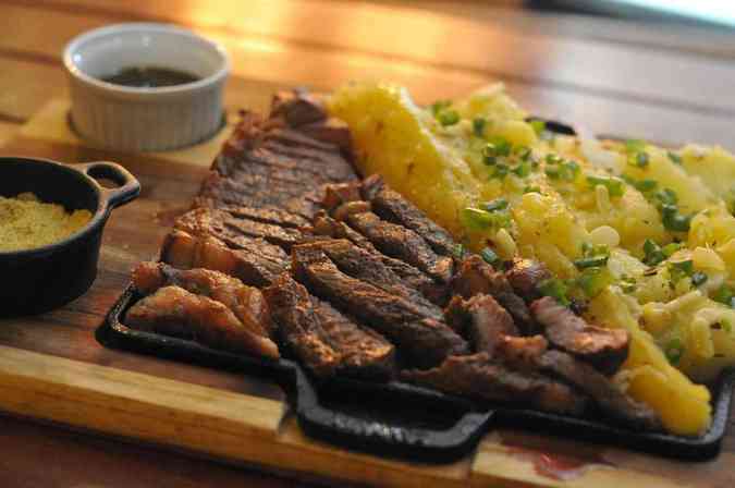 Poro de picanha com mandioca (R$ 89,9) do Bar do Reis, no Aglomerado da Serra, em Belo Horizonte. Tlio Santos/EM/D.A Press