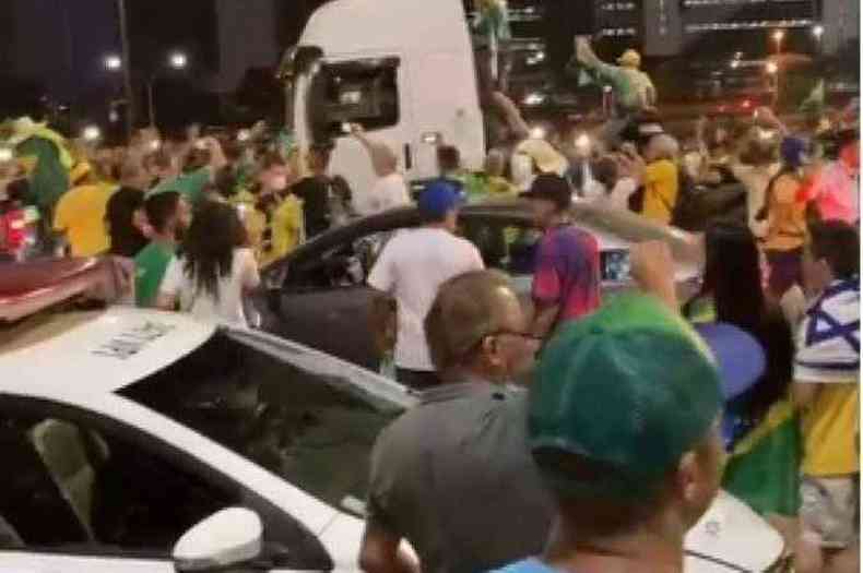 Caminhões e outros veículos entraram junto com bolsonaristas em área que estava cercada pela PM de Brasília