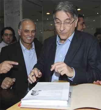 Pimentel e seu vice, Antnio Andrade (E), no momento do registro (foto: Jair Amaral/EM/D.A Press)