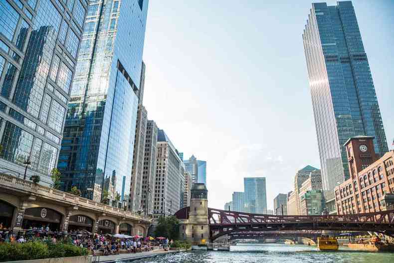 Chicago - EUA. Riverwalk de Chicago, com os canais do Rio Chicago na região central da cidade