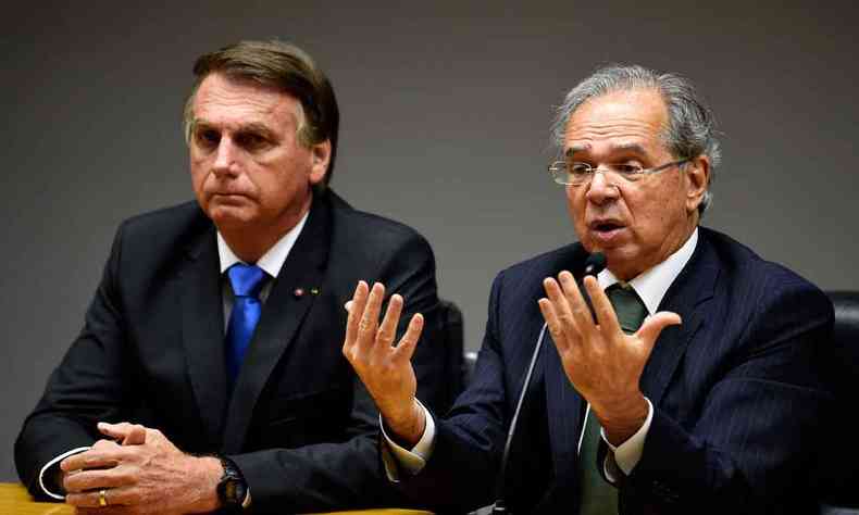 Medidas de Bolsonaro e Guedes visam a reduzir desgastes do governo junto  classe mais pobre do pas