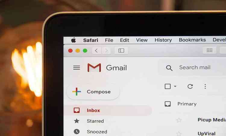 gmail aberto em um computador da apple 