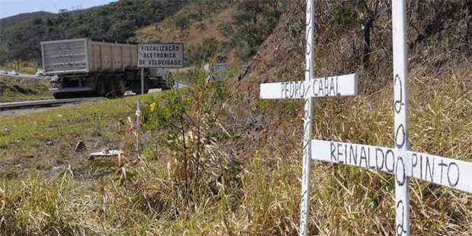 Trecho da Rodovia da Morte na sada de Belo Horizonte para Governador Valadares: expectativa era de que as ordens de servio fossem assinadas este ms e as obras comeassem at o fim do ano(foto: Jair Amaral/EM/D.A Press)