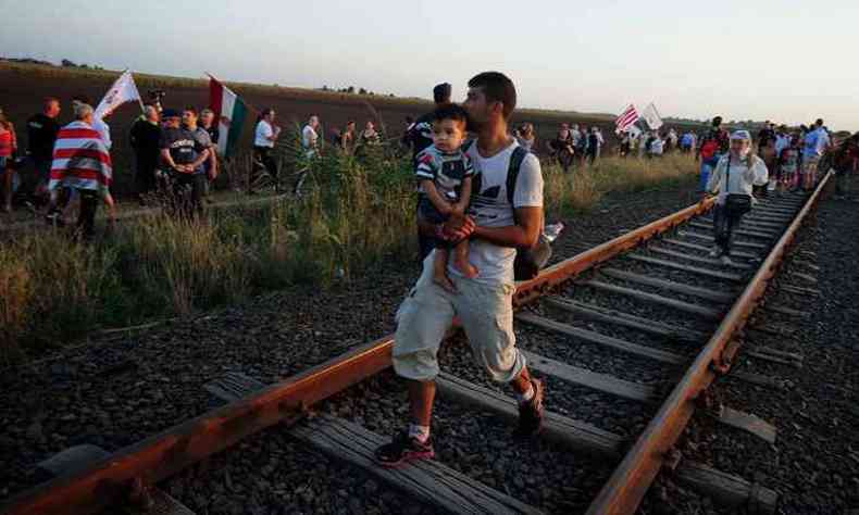 Imigrantes atravessam a fronteira srvia, no Sul da Hungria(foto: CSABA SEGESVARI / AFP)