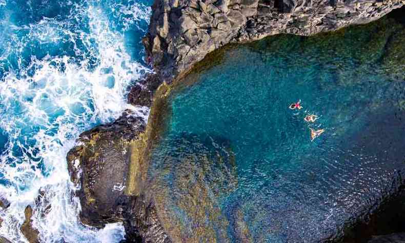 Piscinas naturais H diversas piscinas naturais na Ilha da Madeira, formadas por rochas, onde o mar entra naturalmente e a gua se mantm calma, sem ondas. Alm do maravilhoso cenrio,  tambm uma oportunidade para curtir dias de sol e tranquilidade.(foto: Andr Carvalho/Descubra a Madeira)