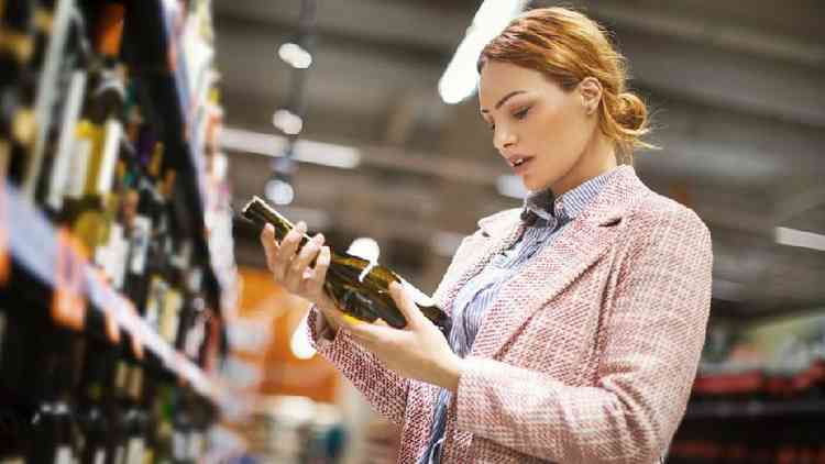 Mulher comprando vinho