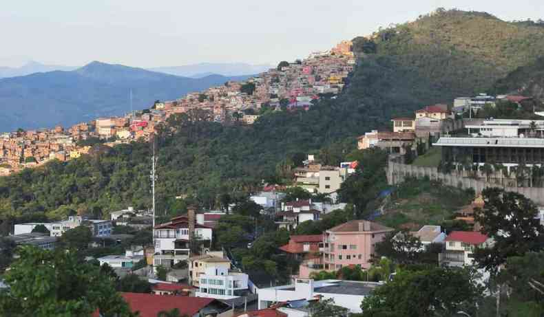 Vista da Serra, com casas de alto padrão em baixo e casas sem reboco em cima.