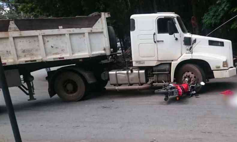 Motociclista foi atingido ao tentar uma ultrapassagem(foto: Divulgao/WhatsApp)