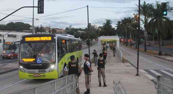 PMs protegem estaes do BRT na Antnio Carlos(foto: FOTOS TLIO SANTOS/EM/D.A PRESS)