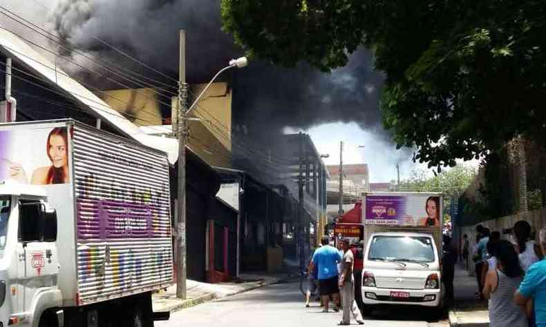 Vrios curiosos se aglomeram no local do incndio(foto: Thiago Lemos/EM/D.A Press)
