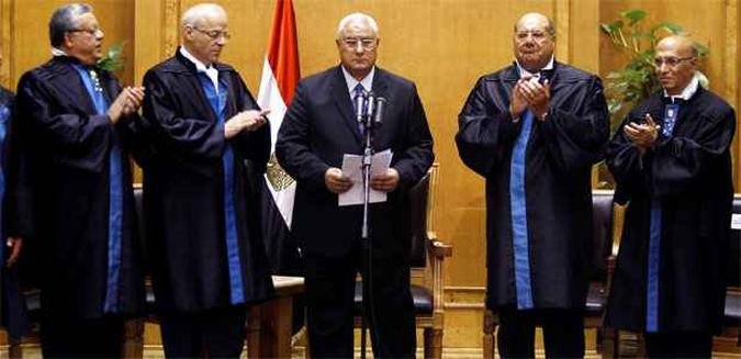 Adli Mansur � aplaudido por ju�zes depois da cerim�nia onde prestou juramento para assumir como presidente interino do Egito(foto: REUTERS/Amr Abdallah Dalsh)
