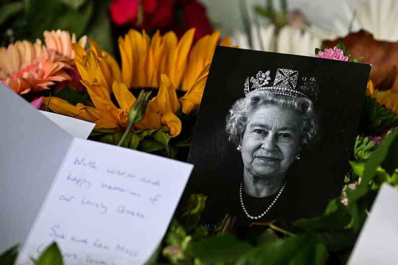 Foto em preto e branco da Rainha Elizabeth II