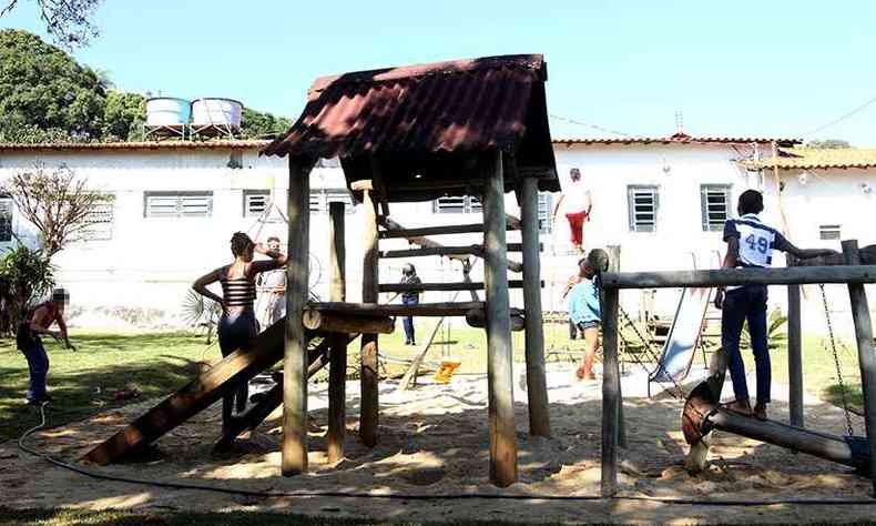 Meninos e meninas em rea de lazer do instituto, onde no falta espao para a garotada correr e brincar(foto: Jair Amaral/EM/D.A Press )