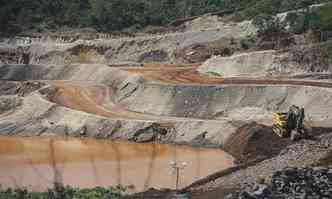 Dique S3  o nico operante na rea da mineradora(foto: Leandro Couri/EM/DA Press)