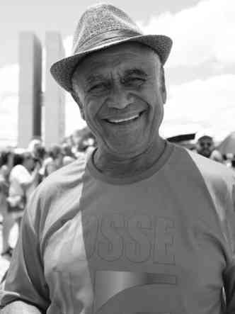 Homem sorri na Praa dos Trs Poderes, em Braslia, durante a posse de Lula, em 1 de janeiro de 2023