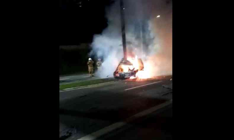 Veculo atingido por carro de luxo ficou totalmente destrudo pelas chamas(foto: Reproduo)