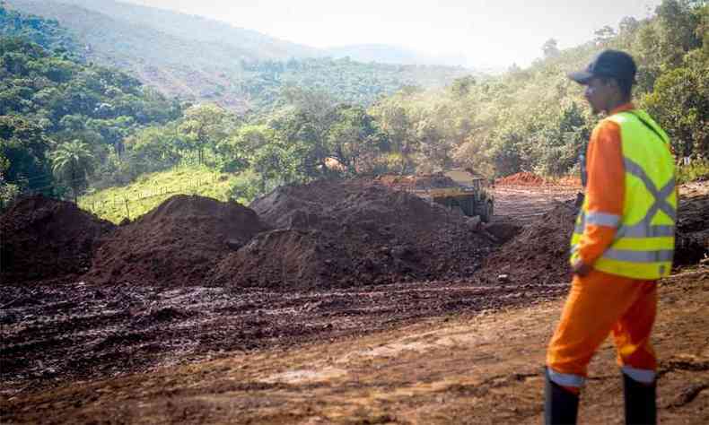 Obra dos chamados bolses de conteno para barrar a lama em caso de rompimento da barragem em Baro de Cocais(foto: Leandro Couri/EM/D.A Press)