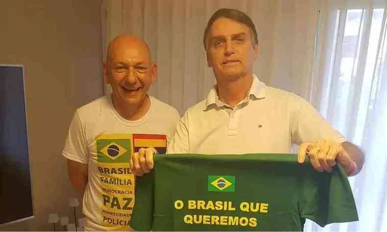 Hang e Bolsonaro segurando camiseta com escrito ' o brasil que queremos '