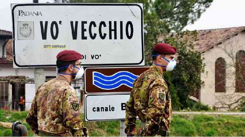 Soldados italianos patrulham vilarejo de Vo', onde houve a primeira morte italiana(foto: Getty Images)