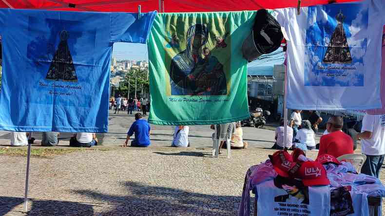 Ambulantes vendem bons do PT e as bandeiras com imagens de Nossa Senhora Aparecida