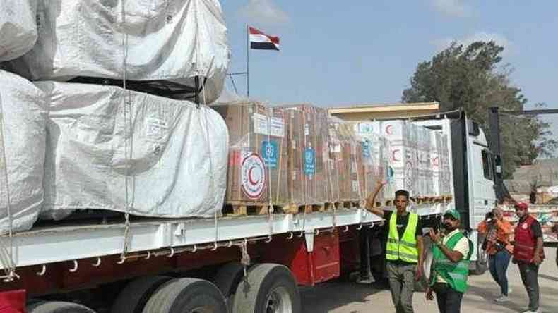 Caminho com doaes na fronteira de Gaza com o Egito