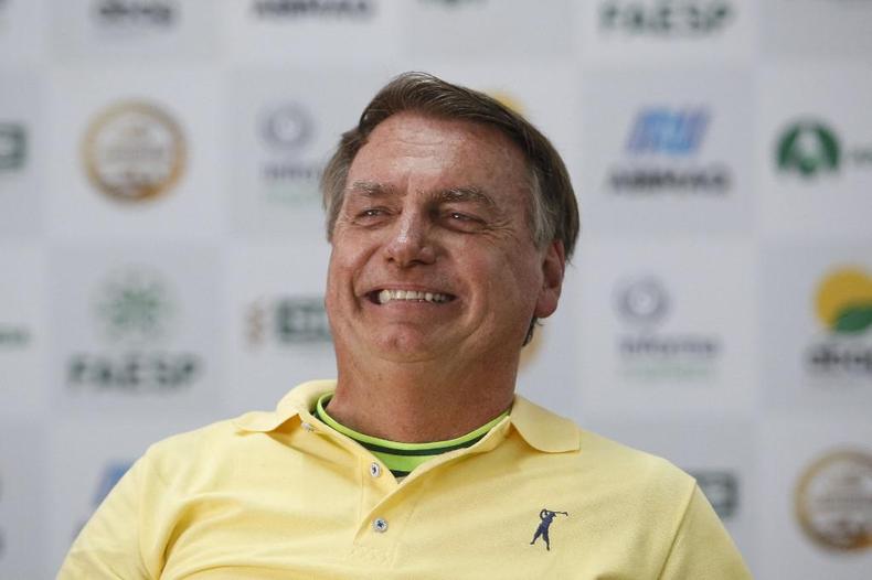 Bolsonaro gargalhando