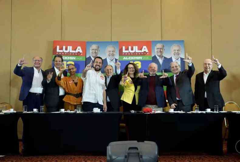 Polticos acenam com 'L' de Lula durante evento em SP