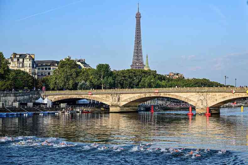 A Torre Eiffel, vista do Rio Sena, em Paris