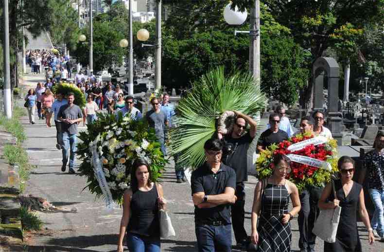 Familiares e amigos acompanharam o sepultamento no Cemitrio do Bonfim e prestaram as ltimas homenagens a Cleo(foto: Tlio Santos/EM/D.A Press)
