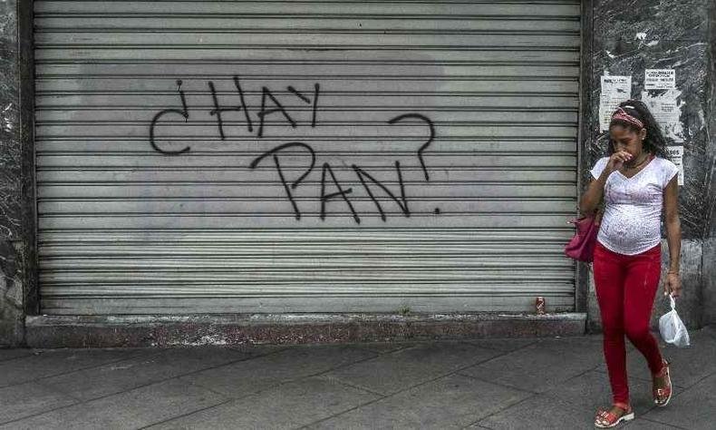 Loja fechada pela crise tem grafiti que pergunta: Loja fechada pela crise tem grafiti que pergunta: