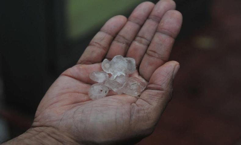 Granizo na palma de uma mo