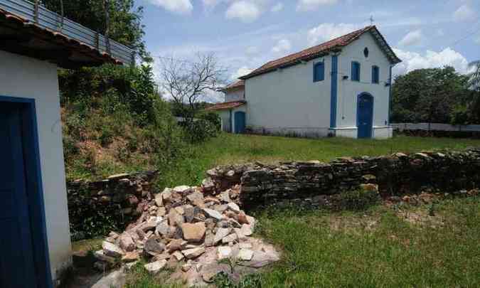 Lama poupou a Igreja Nossa Senhora das Mercs, que fica na parte alta de Bento Rodrigues, mas patrimnio sofreu tentativa de invaso(foto: Tlio Santos/EM/D.A PRESS)